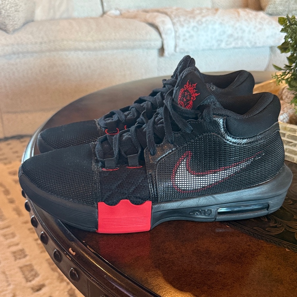 Nike Men's Black and Red Athletic Sneakers